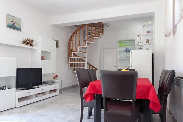 Holiday home Platanus